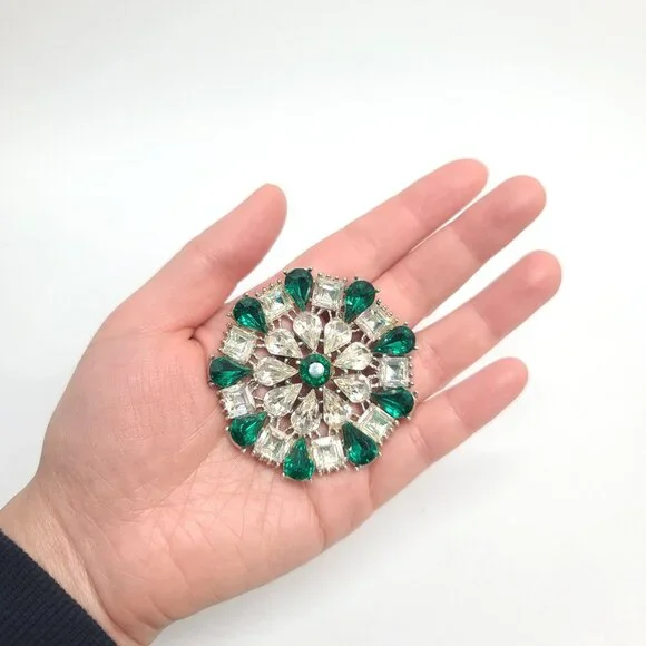 Large green clear rhinestone floral starburst brooch, Christmas NY Collection - Picture 5 of 8
